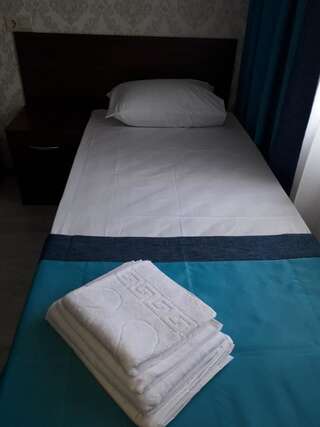 Гостиница Аэропорт Витязево Улучшенный двухместный номер с 2 отдельными кроватями-4